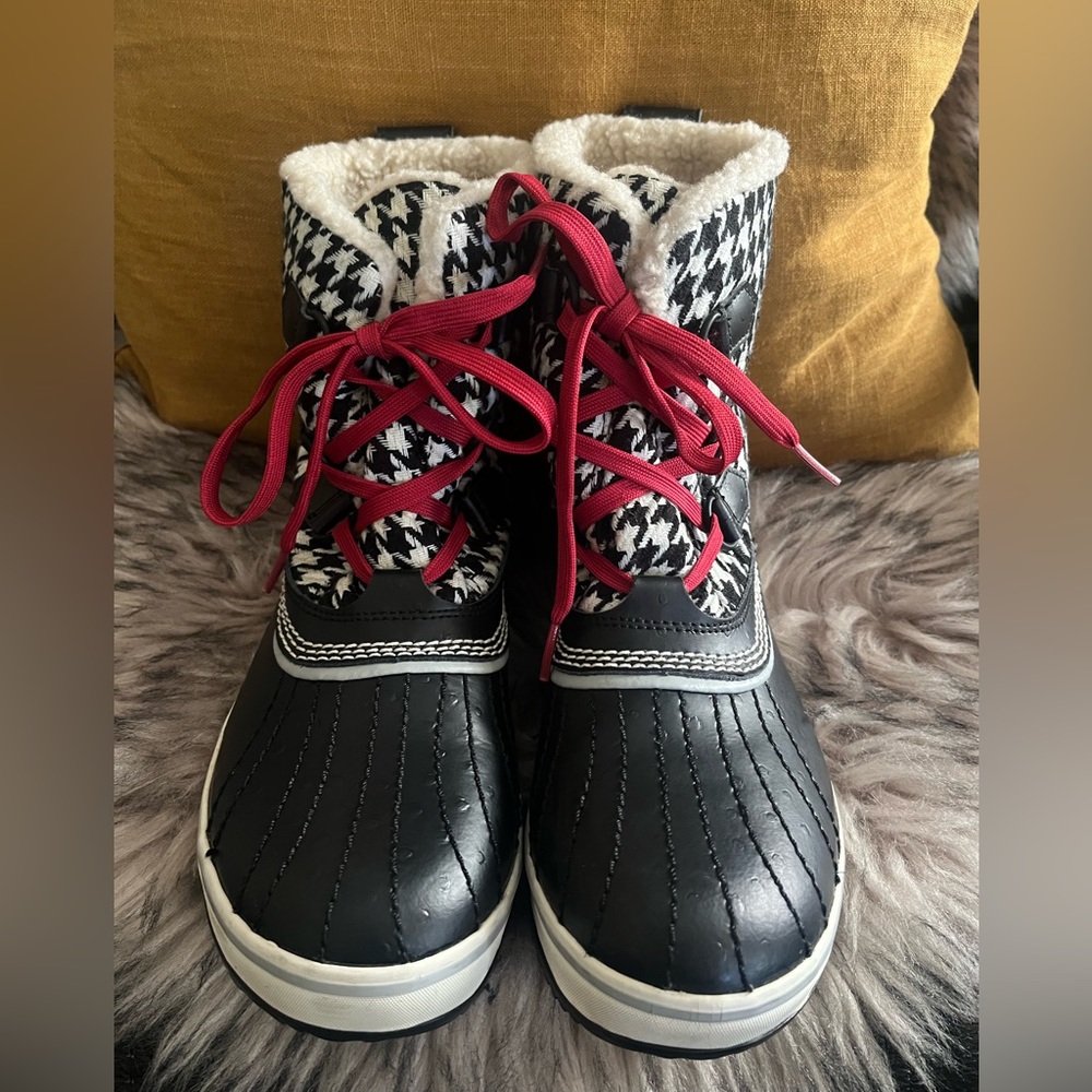 Sorel Tivoli Houndstooth Waterproof Winter Boots Sz. 9 fits like an 8.5